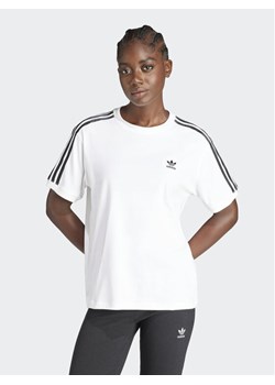 adidas T-Shirt 3-Stripes IR8051 Biały Regular Fit ze sklepu MODIVO w kategorii Bluzki damskie - zdjęcie 182606593