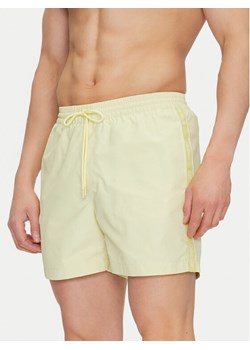 Calvin Klein Swimwear Szorty kąpielowe KM0KM01109 Żółty Regular Fit ze sklepu MODIVO w kategorii Kąpielówki - zdjęcie 182607344