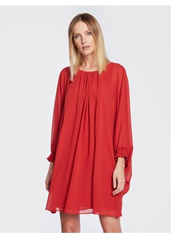 NAF NAF Sukienka koktajlowa Ktoday THNR35 Czerwony Relaxed Fit ze sklepu MODIVO w kategorii Sukienki - zdjęcie 182608423
