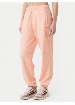 adidas Spodnie dresowe Essentials JD1525 Różowy Loose Fit ze sklepu MODIVO w kategorii Spodnie damskie - zdjęcie 182608503