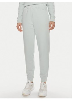 Calvin Klein Spodnie dresowe Micro Logo K20K206632 Zielony Regular Fit ze sklepu MODIVO w kategorii Spodnie damskie - zdjęcie 182609101