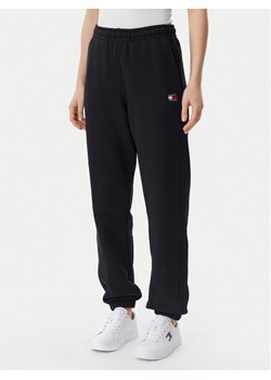 Tommy Jeans Spodnie dresowe Badge DW0DW20679 Czarny Regular Fit ze sklepu MODIVO w kategorii Spodnie damskie - zdjęcie 182609271