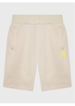 Guess Szorty sportowe L3RD04 KBIH2 Beżowy Regular Fit ze sklepu MODIVO w kategorii Spodenki chłopięce - zdjęcie 182609304