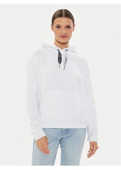 Tommy Jeans Bluza Logo Drawcord DW0DW17794 Biały Boxy Fit ze sklepu MODIVO w kategorii Bluzy damskie - zdjęcie 182609544
