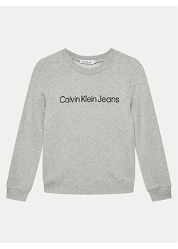 Calvin Klein Jeans Bluza IU0IU00581 Szary Regular Fit ze sklepu MODIVO w kategorii Bluzy dziewczęce - zdjęcie 182609564