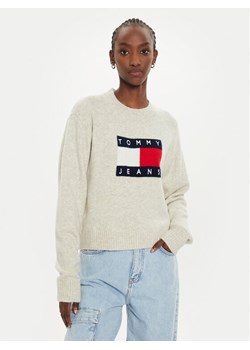 Tommy Jeans Sweter Flag DW0DW18681 Beżowy Relaxed Fit ze sklepu MODIVO w kategorii Swetry damskie - zdjęcie 182609591