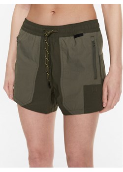 Wrangler Szorty materiałowe WB2F56066 112333430 Zielony Regular Fit ze sklepu MODIVO w kategorii Szorty - zdjęcie 182610293