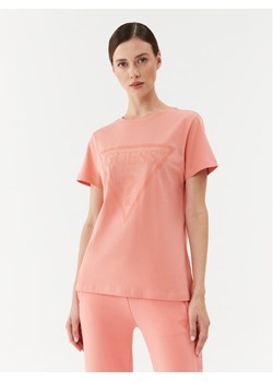 Guess T-Shirt V2YI07 K8HM0 Koralowy Regular Fit ze sklepu MODIVO w kategorii Bluzki damskie - zdjęcie 182610330
