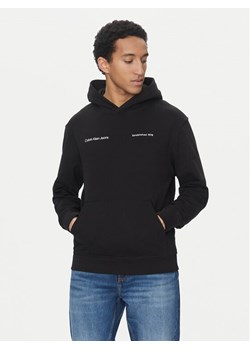 Calvin Klein Jeans Bluza Big Box Logo J30J325490 Czarny Regular Fit ze sklepu MODIVO w kategorii Bluzy męskie - zdjęcie 182610600
