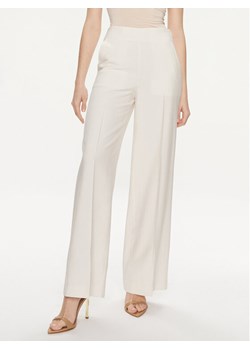 United Colors Of Benetton Spodnie materiałowe 4YFWDF05P Écru Regular Fit ze sklepu MODIVO w kategorii Spodnie damskie - zdjęcie 182610893