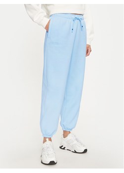 Under Armour Spodnie dresowe UA Icon Fleece 1386503 Niebieski Oversize ze sklepu MODIVO w kategorii Spodnie damskie - zdjęcie 182610942