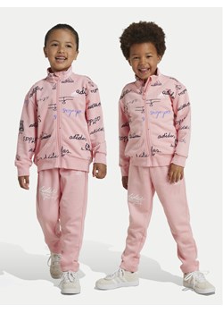 adidas Dres Brand Love IV9447 Różowy Loose Fit ze sklepu MODIVO w kategorii Dresy dziewczęce - zdjęcie 182612041