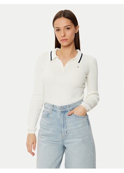Tommy Jeans Sweter DW0DW19887 Écru Slim Fit ze sklepu MODIVO w kategorii Swetry damskie - zdjęcie 182612194