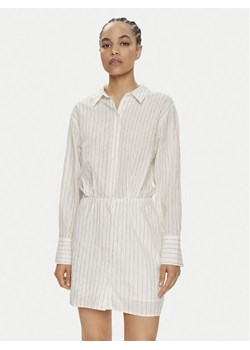 Gina Tricot Sukienka koszulowa 22008 Biały Regular Fit ze sklepu MODIVO w kategorii Sukienki - zdjęcie 182612583
