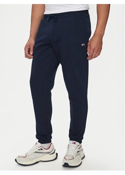 Tommy Jeans Spodnie dresowe Flag DM0DM20473 Granatowy Slim Fit ze sklepu MODIVO w kategorii Spodnie męskie - zdjęcie 182612614