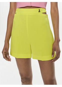 Patrizia Pepe Szorty materiałowe 2P1594/A049-Y452 Żółty Regular Fit ze sklepu MODIVO w kategorii Szorty - zdjęcie 182612874