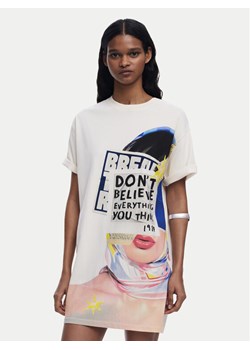 Desigual Sukienka codzienna Berlin 25SWVK20 Beżowy Regular Fit ze sklepu MODIVO w kategorii Sukienki - zdjęcie 182613331
