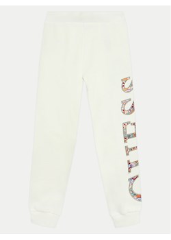 Guess Spodnie dresowe J4BQ11 KAX73 Écru Relaxed Fit ze sklepu MODIVO w kategorii Spodnie dziewczęce - zdjęcie 182613482