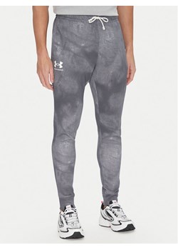 Under Armour Spodnie dresowe Rival Terry Printed 1390143 Szary Regular Fit ze sklepu MODIVO w kategorii Spodnie męskie - zdjęcie 182613804