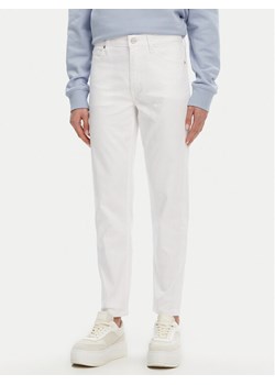 Calvin Klein Jeansy K20K208261 Biały Slim Fit ze sklepu MODIVO w kategorii Jeansy damskie - zdjęcie 182613811
