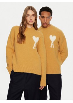 AMI PARIS Sweter UKS025.KN0032 Żółty Regular Fit - id: 0000305092595 - marki Ami Paris - 182613840 AMI PARIS Sweter UKS025.KN0032 Żółty Regular Fit ze sklepu MODIVO w kategorii Swetry męskie - zdjęcie 182613840