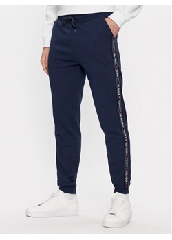Tommy Hilfiger Spodnie dresowe Trucker UM0UM00706 Granatowy Regular Fit ze sklepu MODIVO w kategorii Spodnie męskie - zdjęcie 182613942