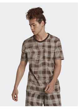 adidas T-Shirt Reveal Allover Print HK2744 Brązowy Regular Fit ze sklepu MODIVO w kategorii T-shirty męskie - zdjęcie 182614082