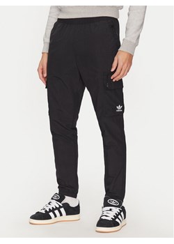 adidas Spodnie dresowe Trefoil Essentials Woven Cargo JD2453 Czarny Regular Fit ze sklepu MODIVO w kategorii Spodnie męskie - zdjęcie 182614254