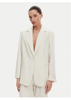 Calvin Klein Marynarka K20K208240 Beżowy Regular Fit ze sklepu MODIVO w kategorii Marynarki damskie - zdjęcie 182614290