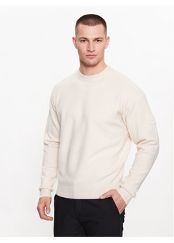 Calvin Klein Sweter K10K110401 Beżowy Regular Fit ze sklepu MODIVO w kategorii Swetry męskie - zdjęcie 182614483