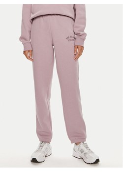 New Balance Spodnie dresowe Graphic WP43500 Fioletowy Relaxed Fit ze sklepu MODIVO w kategorii Spodnie damskie - zdjęcie 182615094