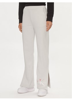 Calvin Klein Jeans Spodnie dresowe Diffused Monologo J20J223422 Szary Regular Fit ze sklepu MODIVO w kategorii Spodnie damskie - zdjęcie 182615401