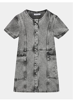 Calvin Klein Jeans Sukienka jeansowa IG0IG02284 Szary Regular Fit ze sklepu MODIVO w kategorii Sukienki dziewczęce - zdjęcie 182615553