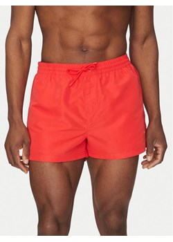 Guess Szorty kąpielowe F4GT00 WG282 Czerwony Regular Fit ze sklepu MODIVO w kategorii Kąpielówki - zdjęcie 182615593