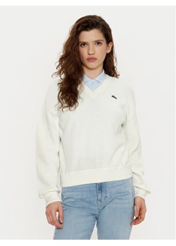 Lacoste Sweter AF5622 Écru Regular Fit ze sklepu MODIVO w kategorii Swetry damskie - zdjęcie 182615870