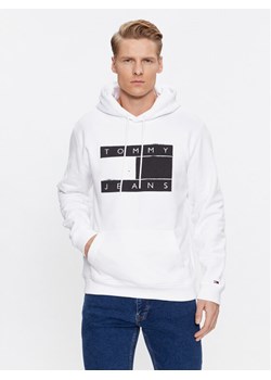 Tommy Jeans Bluza Flag Spray DM0DM17911 Biały Regular Fit ze sklepu MODIVO w kategorii Bluzy męskie - zdjęcie 182616090