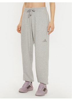 adidas Spodnie dresowe ALL SZN Fleece IY6772 Szary Loose Fit ze sklepu MODIVO w kategorii Spodnie damskie - zdjęcie 182616962