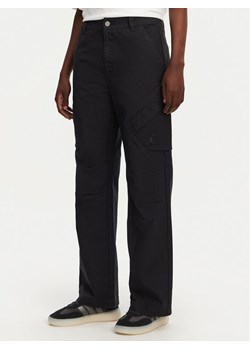 Nike Spodnie materiałowe FV7098 Czarny Regular Fit - id: 0000305365408 - marki Nike - 182617040 Nike Spodnie materiałowe FV7098 Czarny Regular Fit ze sklepu MODIVO w kategorii Spodnie damskie - zdjęcie 182617040