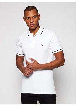 Calvin Klein Jeans Polo J30J315603 Biały Slim Fit ze sklepu MODIVO w kategorii T-shirty męskie - zdjęcie 182617101
