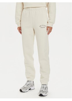New Balance Spodnie dresowe WP43500 Beżowy Relaxed Fit ze sklepu MODIVO w kategorii Spodnie damskie - zdjęcie 182617360