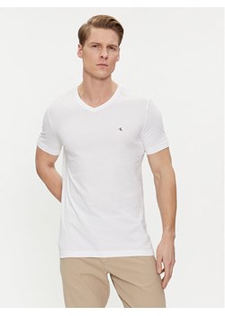 Calvin Klein Jeans T-Shirt Embro Badge J30J325212 Biały Slim Fit ze sklepu MODIVO w kategorii T-shirty męskie - zdjęcie 182617482