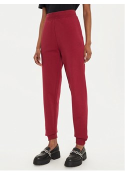 Hugo Spodnie dresowe Nelfinia 50522417 Czerwony Regular Fit - id: 0000304332821 - marki Hugo Boss - 182617841 Hugo Spodnie dresowe Nelfinia 50522417 Czerwony Regular Fit ze sklepu MODIVO w kategorii Spodnie damskie - zdjęcie 182617841