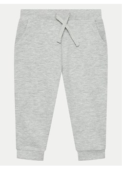 Guess Spodnie dresowe N93Q17 KAUG0 Szary Relaxed Fit ze sklepu MODIVO w kategorii Spodnie dziewczęce - zdjęcie 182618082