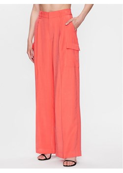 DKNY Spodnie materiałowe P3BKTR20 Koralowy Relaxed Fit ze sklepu MODIVO w kategorii Spodnie damskie - zdjęcie 182618310