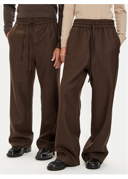 AMI PARIS Spodnie materiałowe UTR212.WV0018 Brązowy Relaxed Fit ze sklepu MODIVO w kategorii Spodnie damskie - zdjęcie 182618332