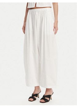 PINKO Spodnie materiałowe 105210 A2LD Biały Relaxed Fit ze sklepu MODIVO w kategorii Spodnie damskie - zdjęcie 182618784