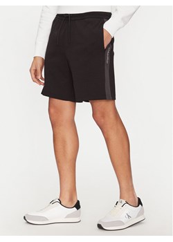 Calvin Klein Jeans Szorty sportowe J30J327246 Czarny Relaxed Fit ze sklepu MODIVO w kategorii Spodenki męskie - zdjęcie 182618804