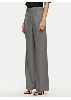 Guess Spodnie materiałowe W4BB02 WGIF2 Szary Relaxed Fit ze sklepu MODIVO w kategorii Spodnie damskie - zdjęcie 182619031