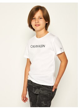 Calvin Klein Jeans T-Shirt Institutional SS IB0IB00347 Biały Regular Fit ze sklepu MODIVO w kategorii T-shirty chłopięce - zdjęcie 182619082