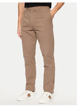 Guess Spodnie materiałowe M4BB27 WGHA1 Brązowy Slim Fit ze sklepu MODIVO w kategorii Spodnie męskie - zdjęcie 182619764